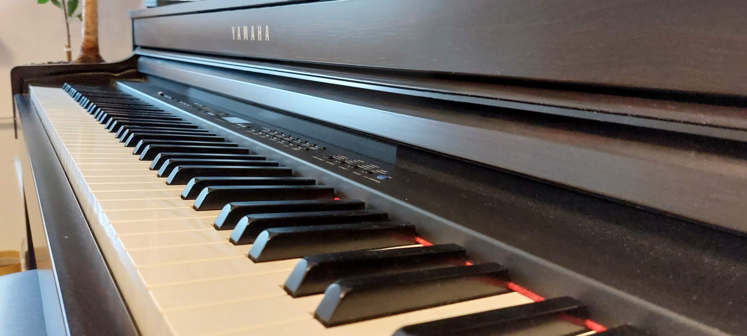 Yamaha digiklaveri klahvistik küljelt vaadatuna, päevavalguses